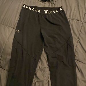 Black under armor workout pants with pockets in the side